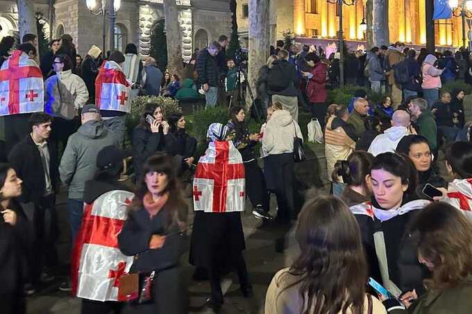 В Тбилиси у парламента вновь собрались сторонники оппозиции